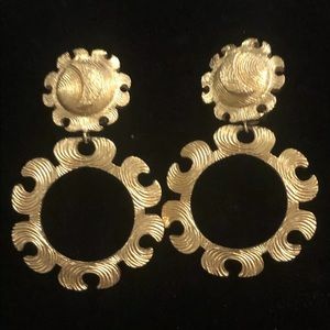 Christian Dior Vintage !!! Hard to find earrings.